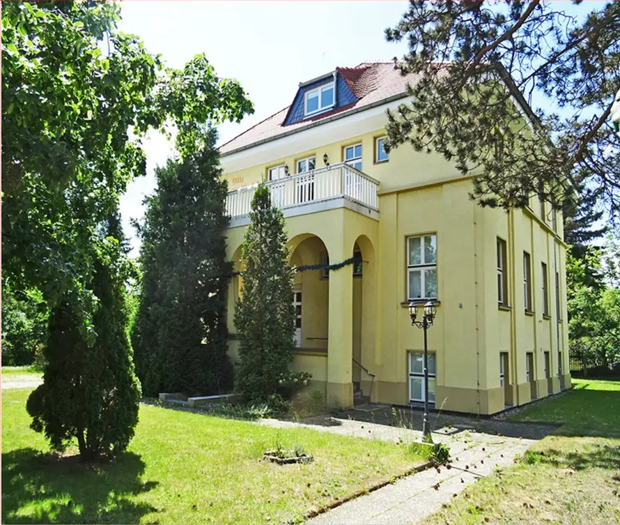 Vorher: Immobilienfoto mit blassem Himmel und fahlen Farben