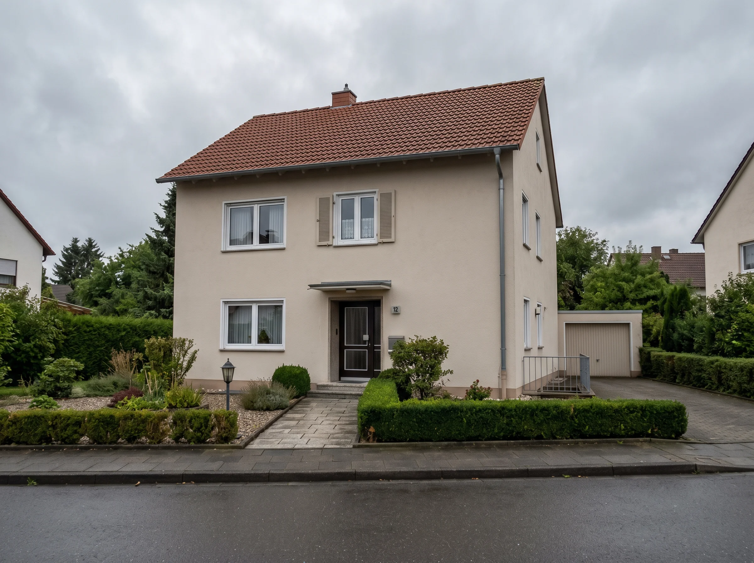 Vorher - Einfamilienhaus bei grauem, bedecktem Himmel