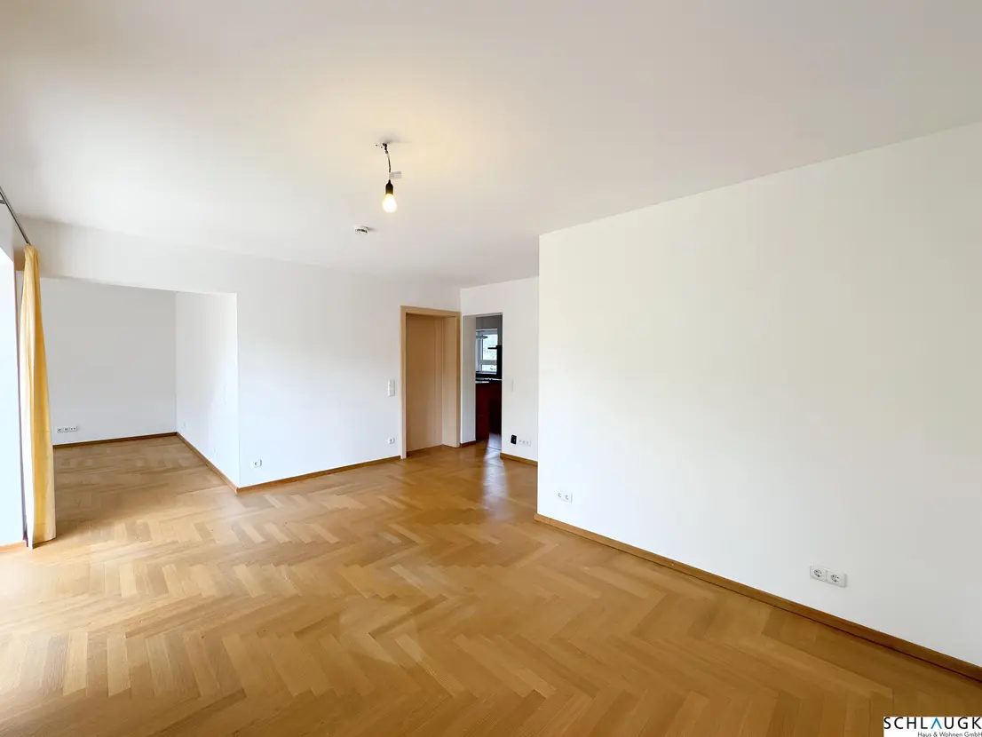Vorher - Leeres Wohnzimmer mit Fischgrätparkett