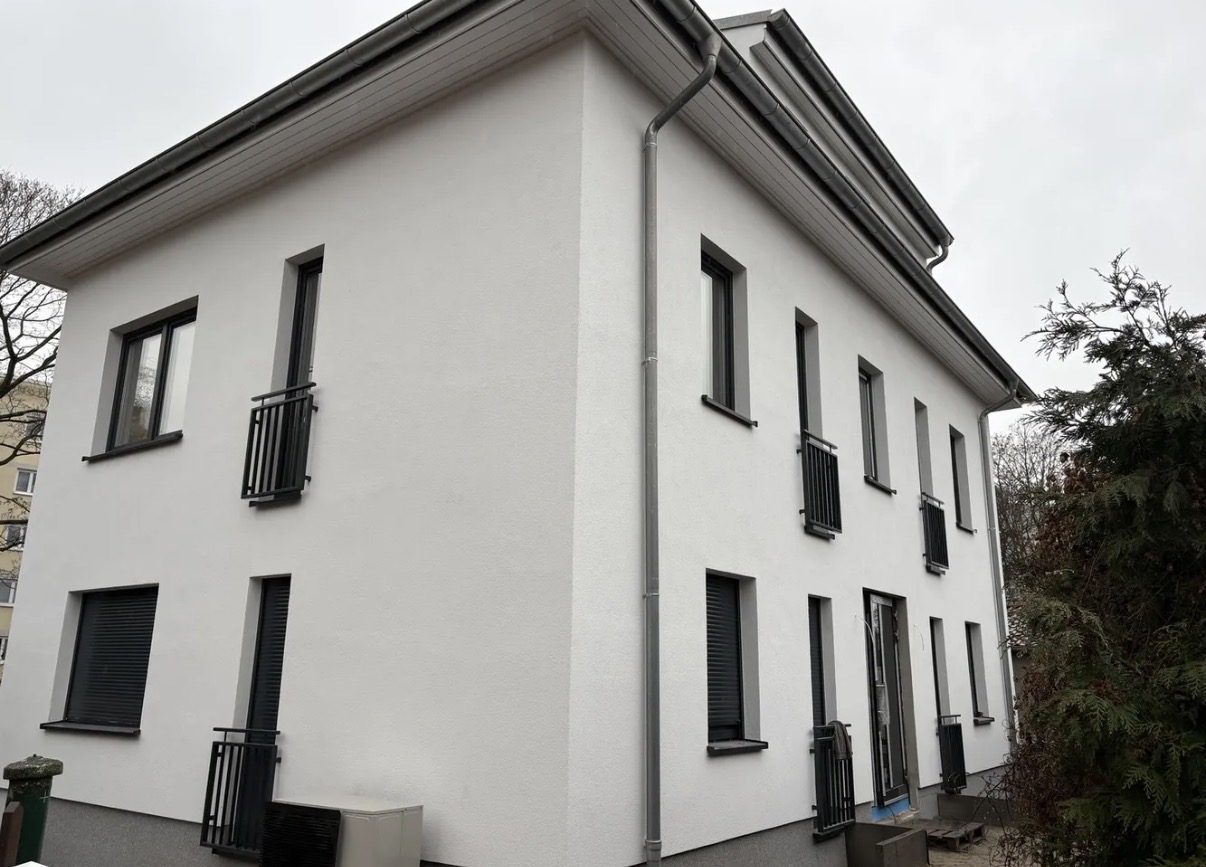 Vorher - Hausfassade bei grauem Himmel, flach und trist