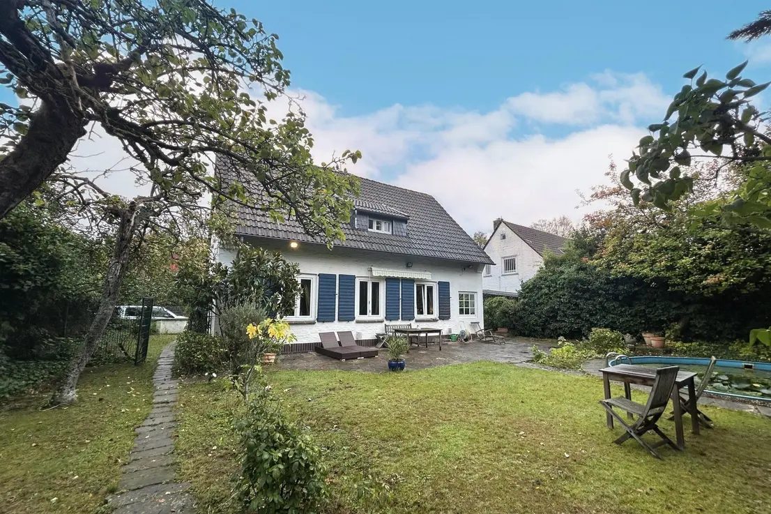 Vorher - Garten mit blassem Himmel und gedämpften Farben
