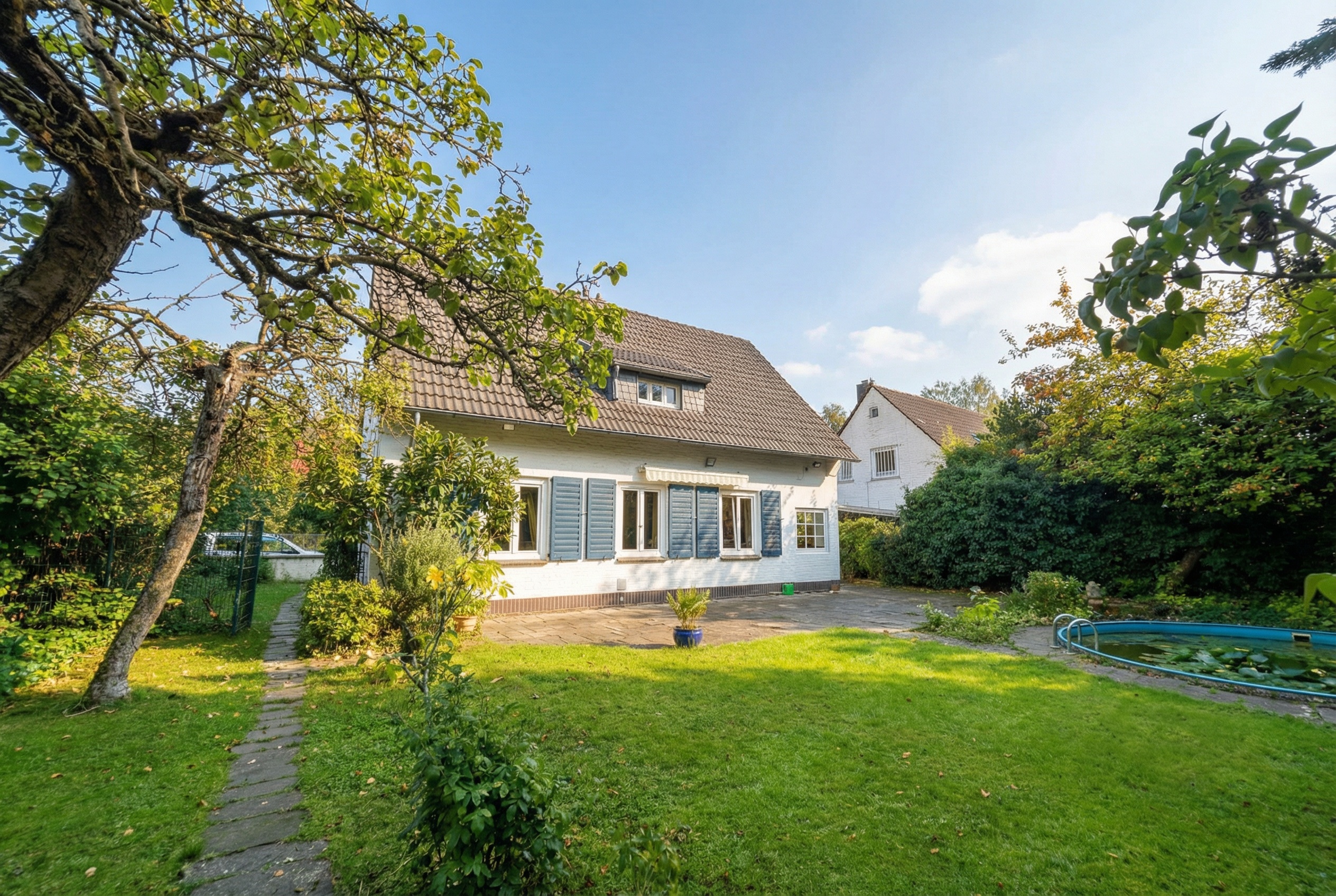 Nachher - Garten mit blauem Himmel und kräftigem Grün