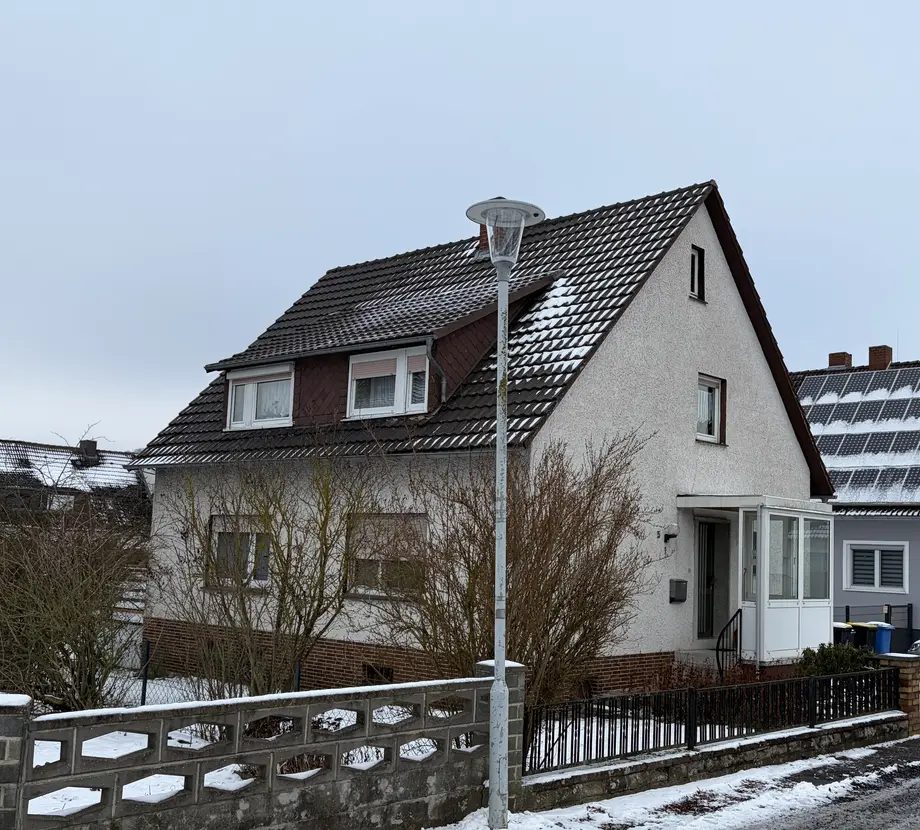 Vorher - Immobilie bei grauem Winterhimmel
