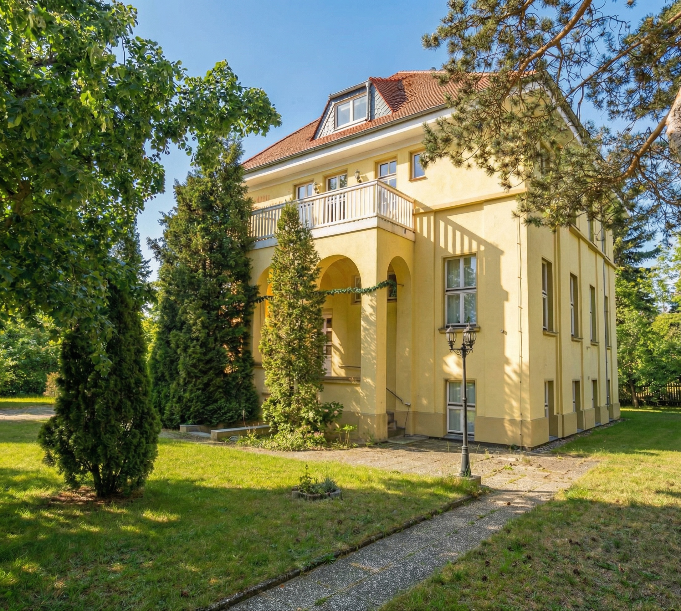 Nachher: dasselbe Immobilienfoto mit blauem Himmel und kräftigeren Farben