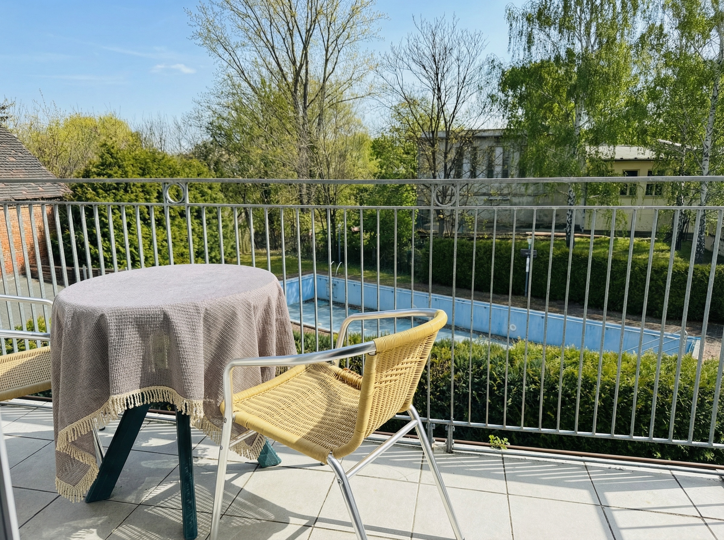 Nachher - dasselbe Haus mit sonnigem Himmel und klarer Fassade