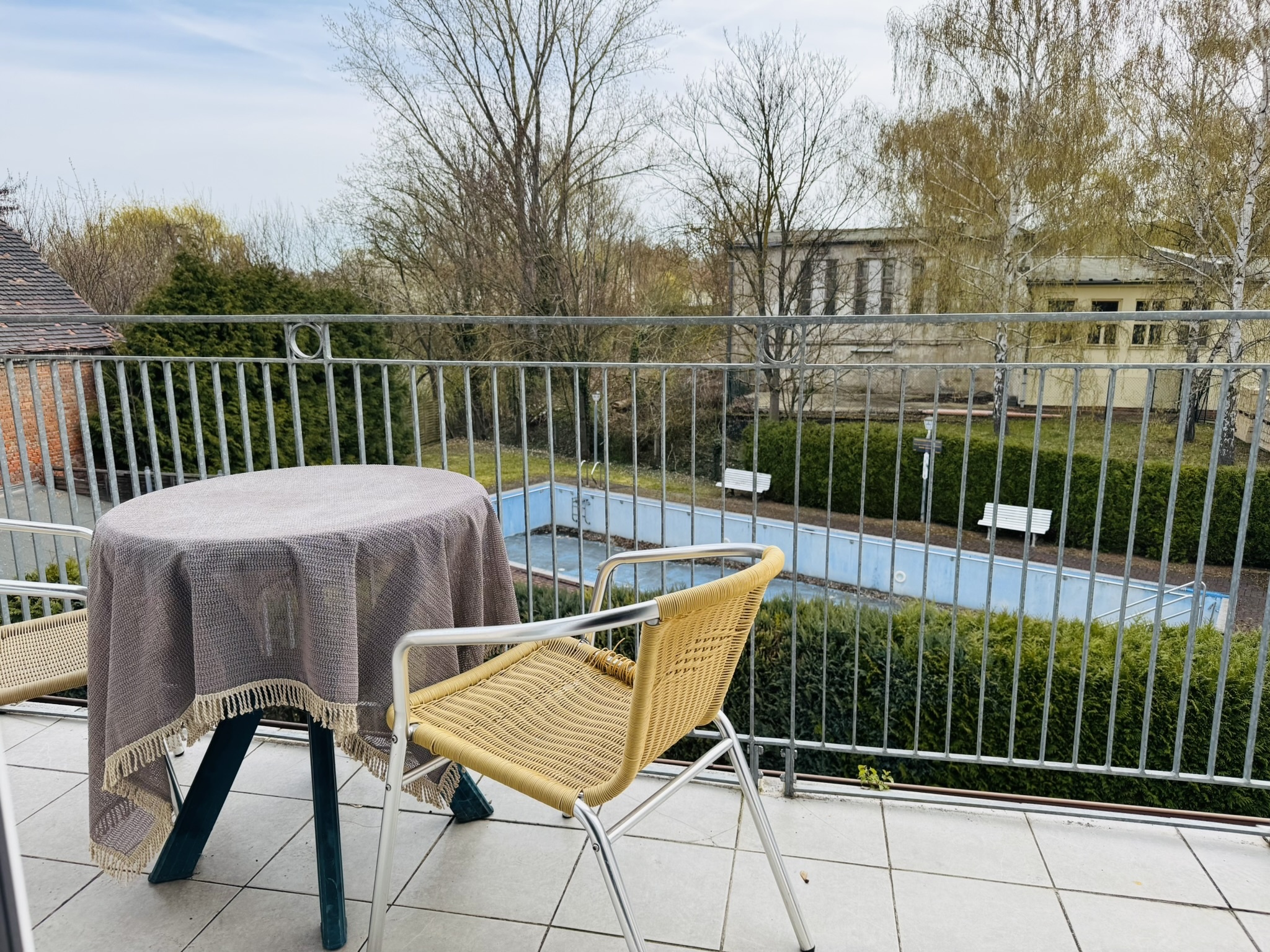 Vorher - Einfamilienhaus bei grauem Himmel