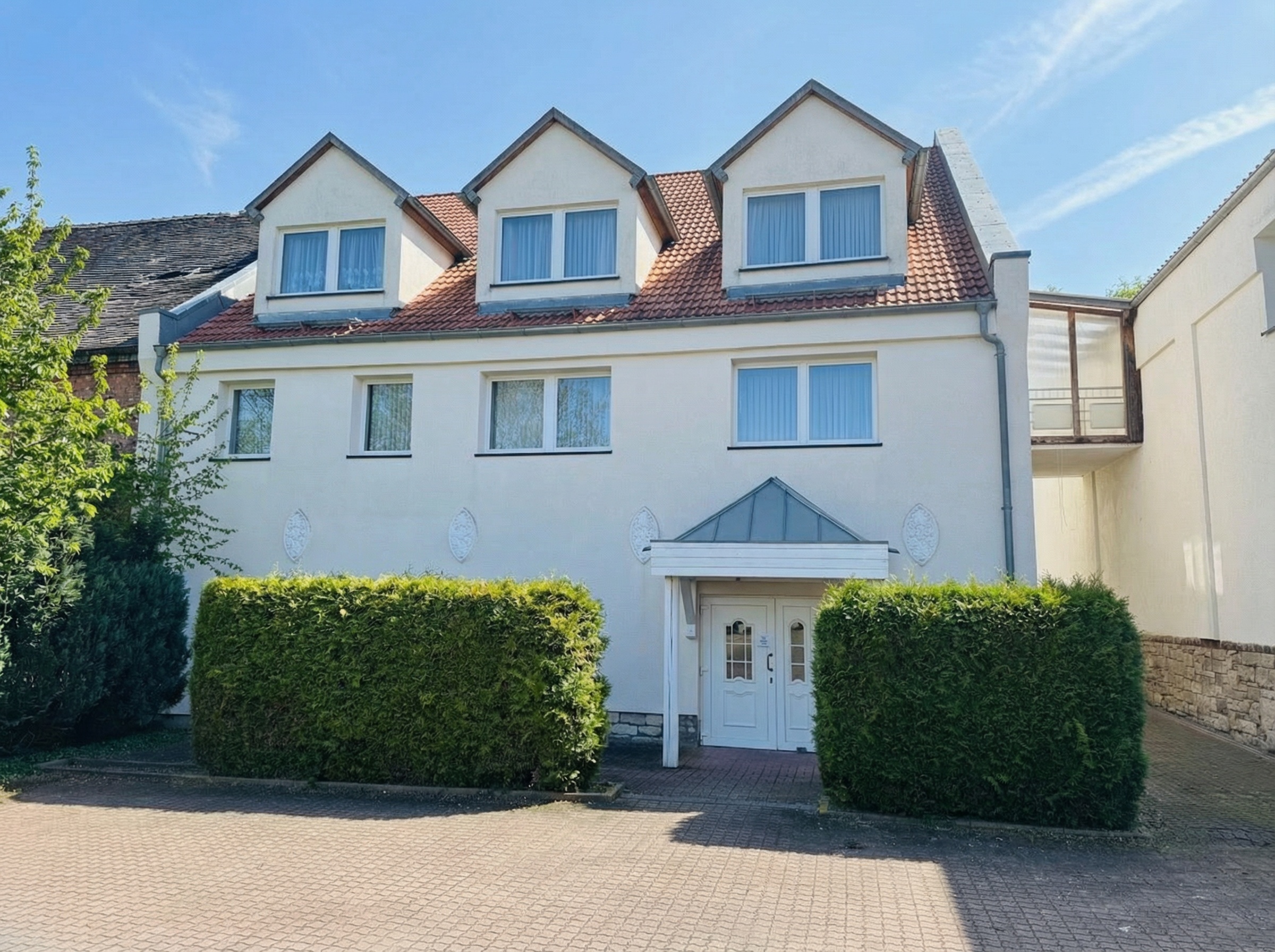 Nachher - klarer Himmel, hellere Fassade, Substanz identisch