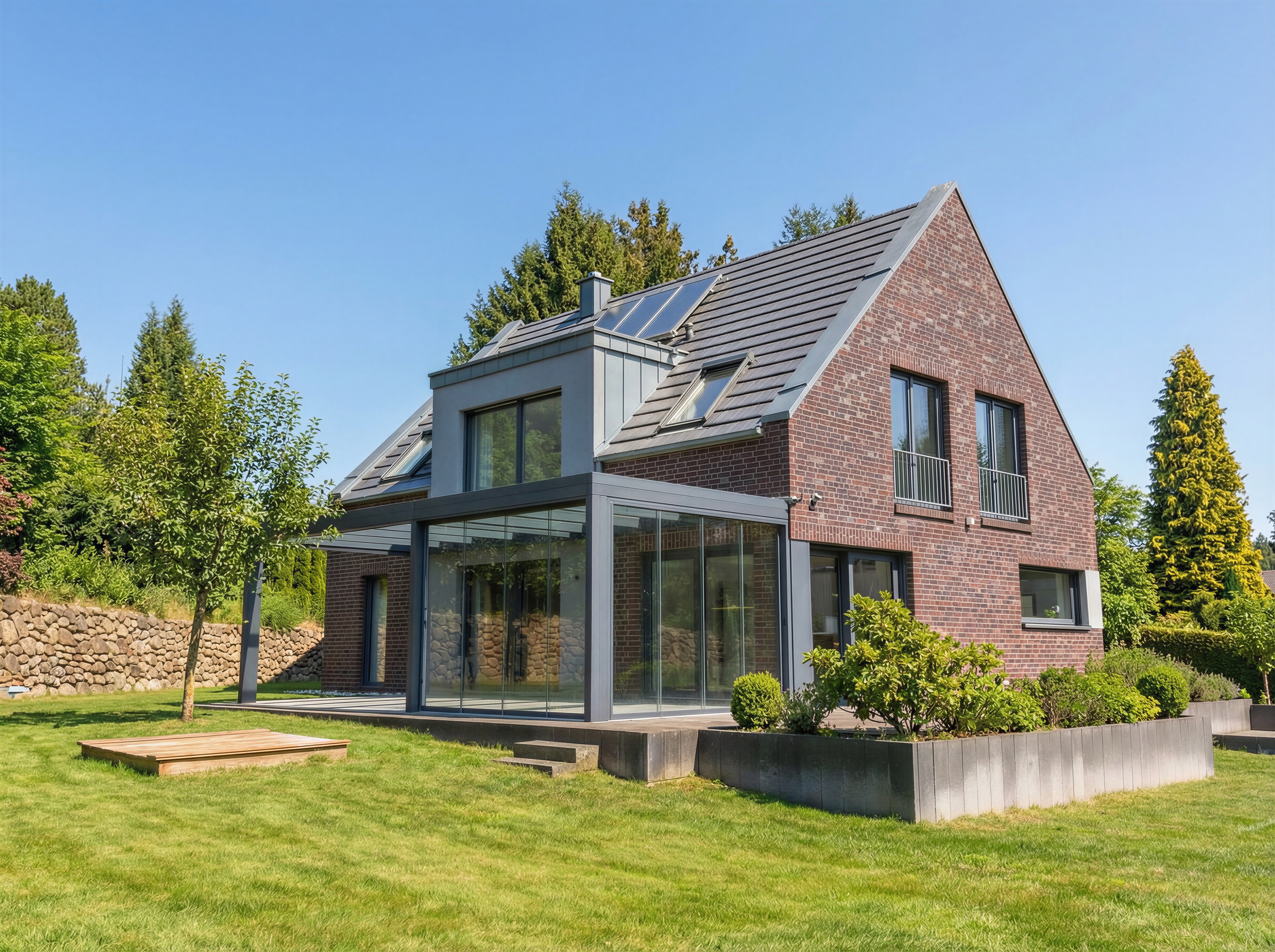 Nachher - Dieselbe Aufnahme im Sommerlicht mit grünem Rasen und belaubten Bäumen