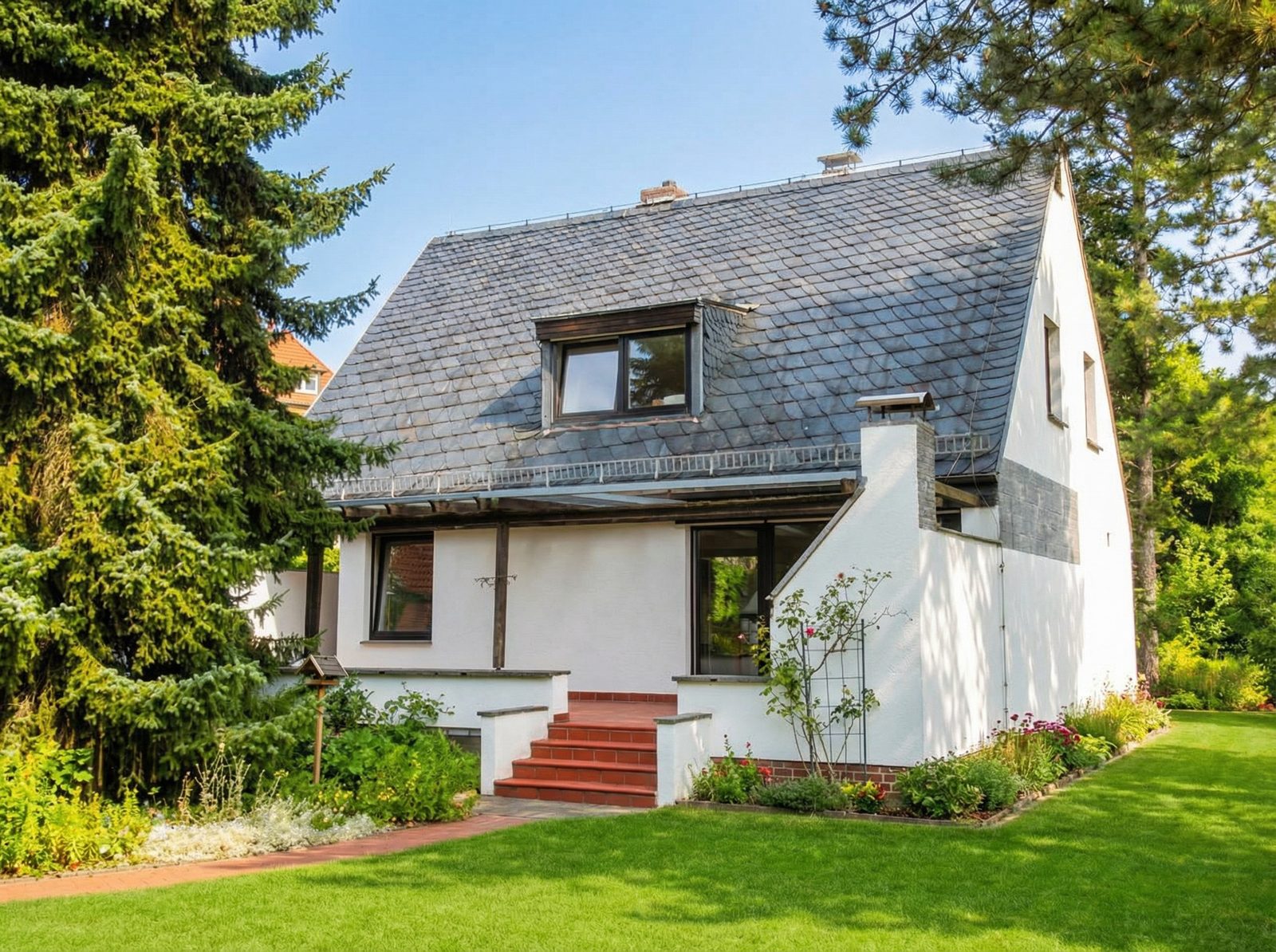 Nachher - Immobilienfoto mit blauem Himmel und optimierter Belichtung
