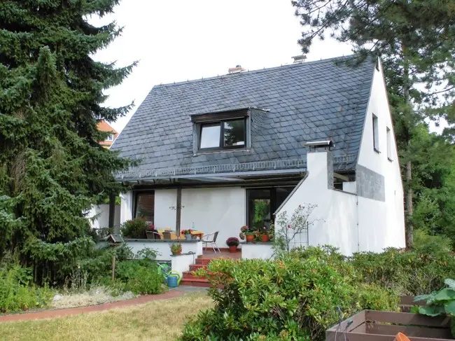 Vorher - Immobilienfoto mit grauem Himmel