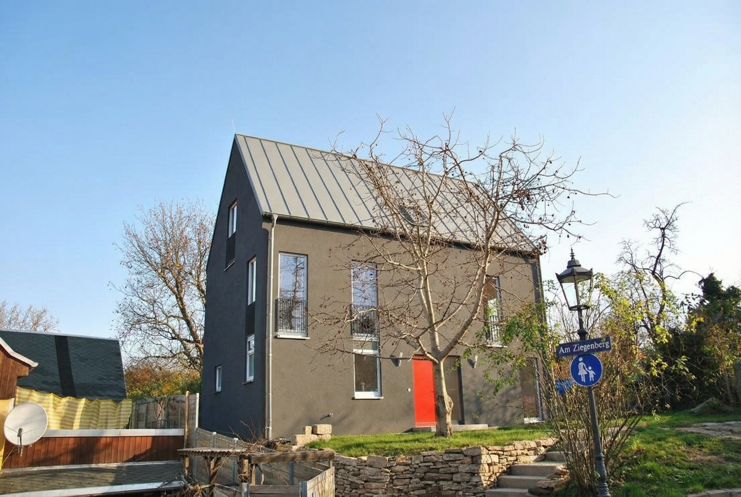 Nachher - Immobilienfoto mit blauem Himmel nach KI-Korrektur