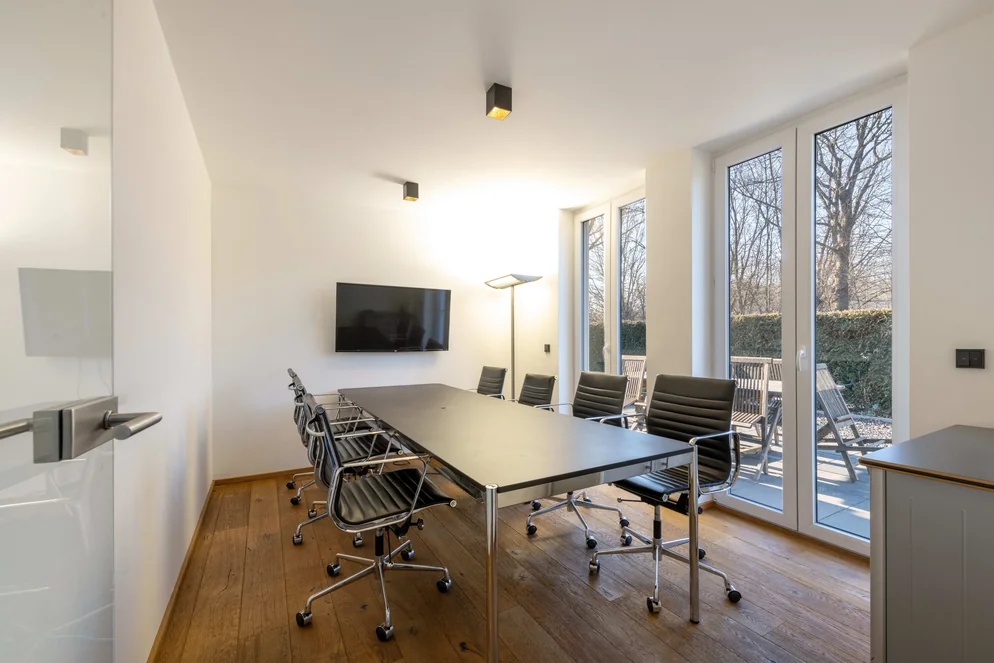 Modernes Büro mit Terrassenzugang
