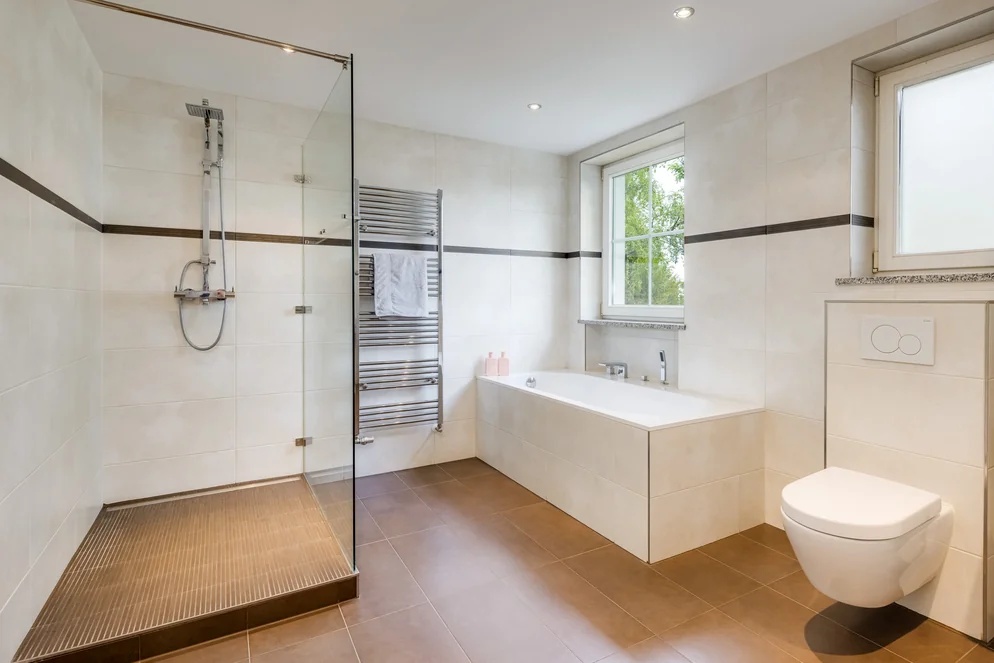 Modernes Badezimmer mit Dusche und Wanne