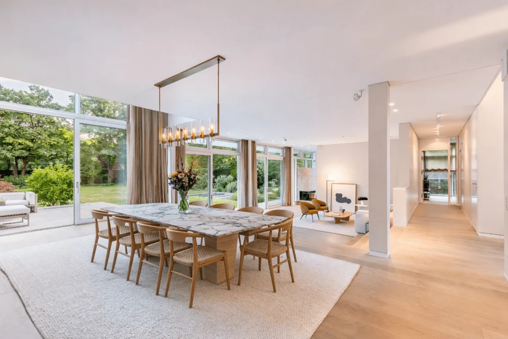 Lichtdurchfluteter Essbereich mit Gartenblick