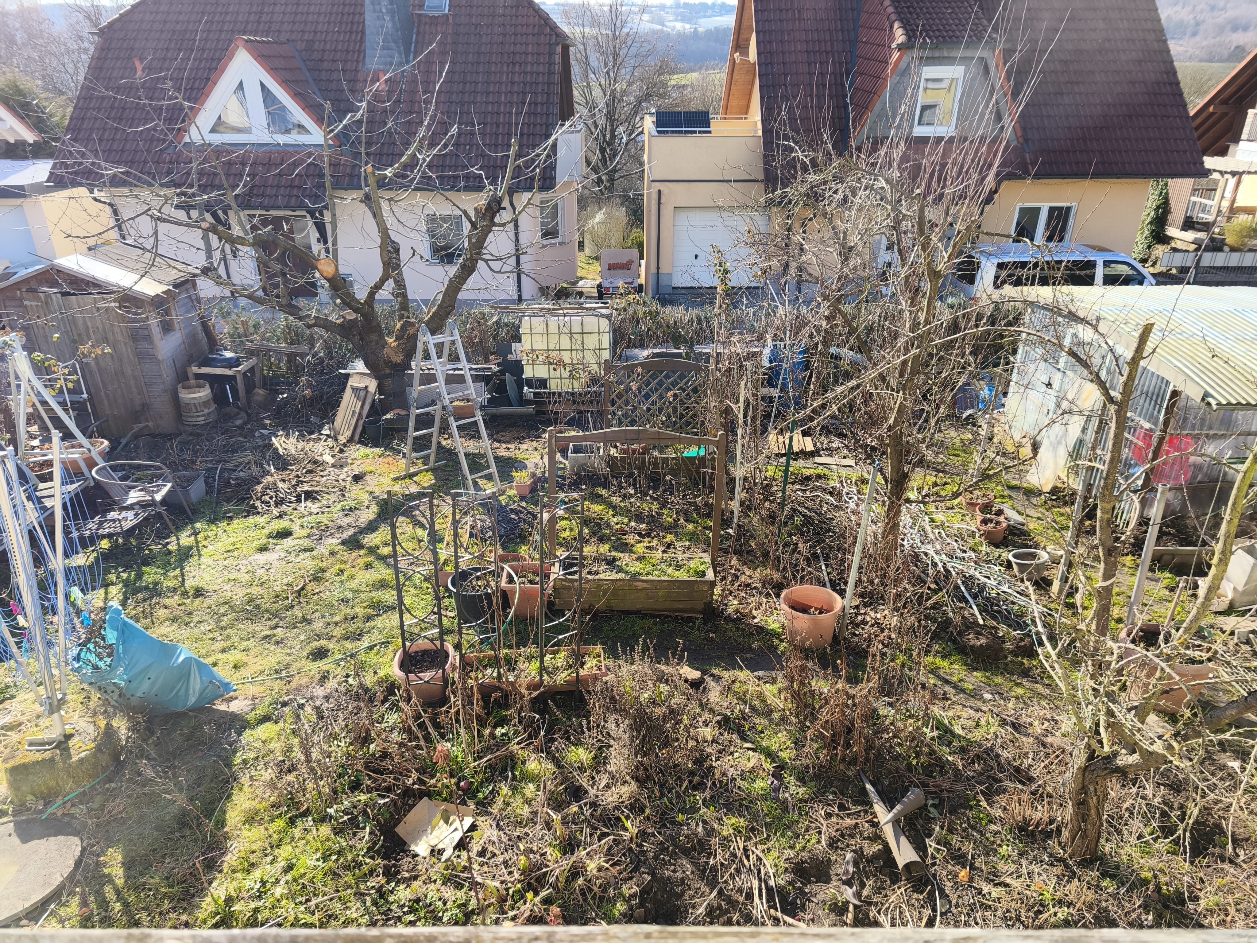 Gartenansicht mit Nebengebäuden