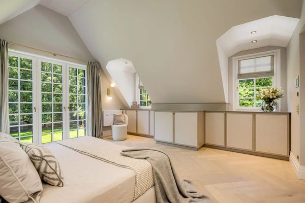 Helles Schlafzimmer im Dachgeschoss