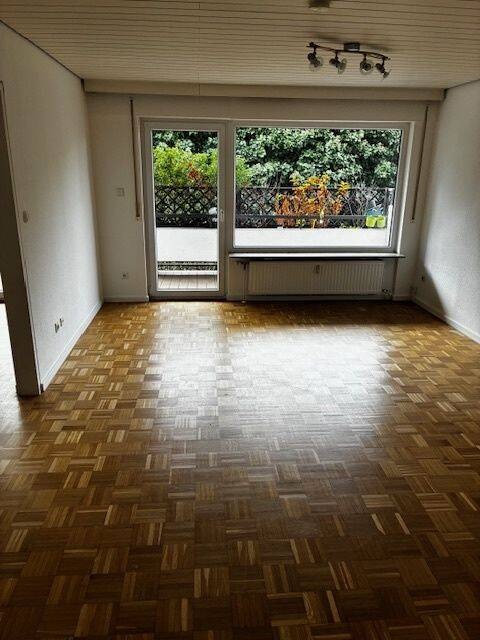 Vorher - Leeres Wohnzimmer mit Parkettboden