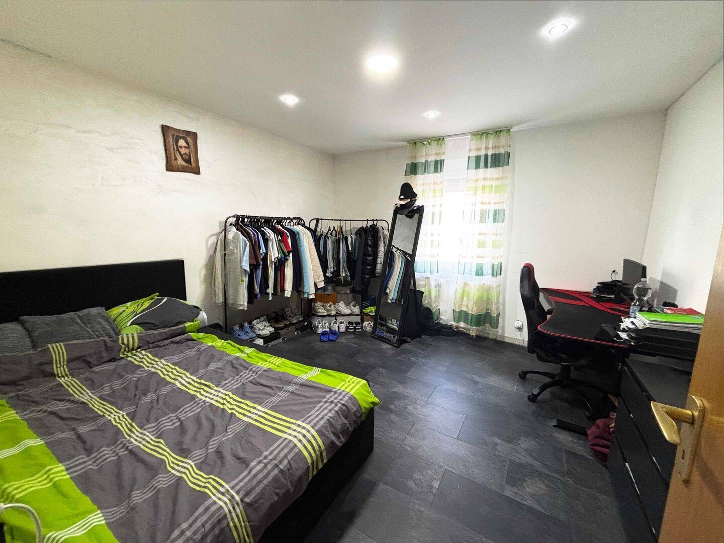 Vorher - Schlafzimmer mit Kleiderständer