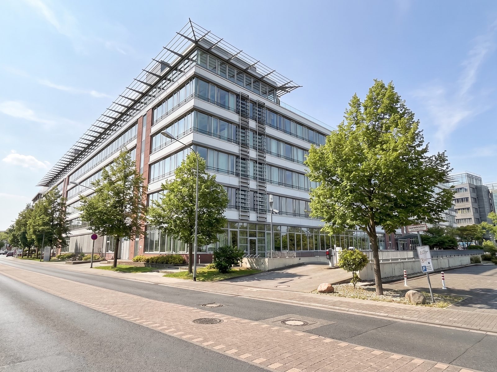 Enhanced — Außenansicht Bürogebäude
