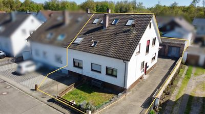 Außenansicht mit Grundstück