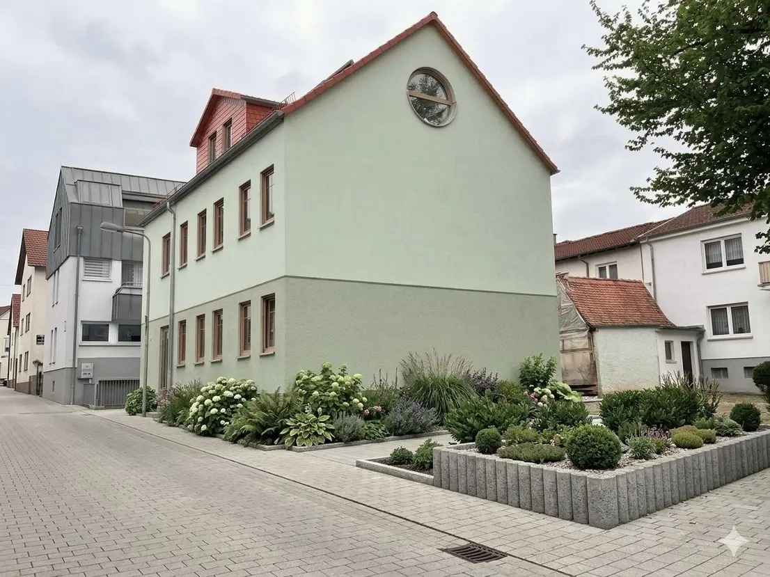 Vorher - Wohnhaus mit grauem Himmel