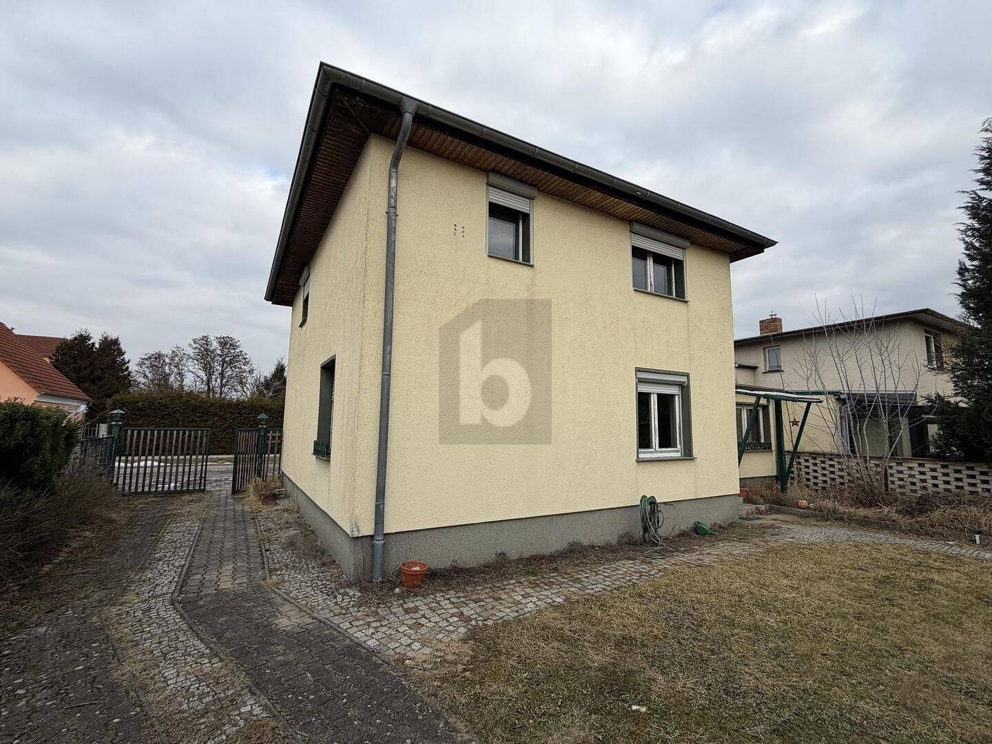 Vorher - Wohngebäude mit bedecktem Himmel