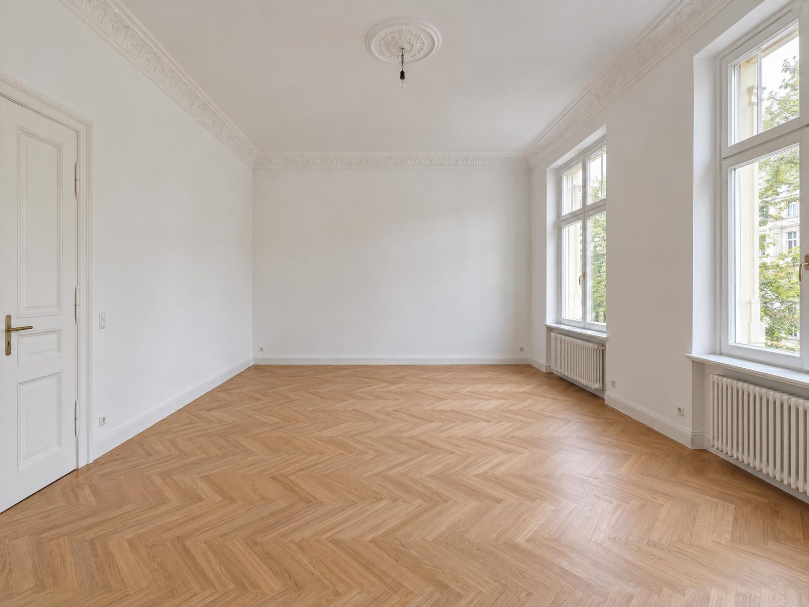 Vorher: derselbe leere Raum von der Flügeltür aus gesehen, Fenster rechts, Zimmertür links
