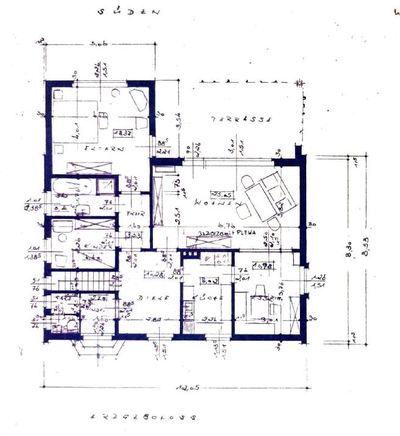 Erdgeschoss-Grundriss eines Einfamilienhauses mit Terrasse
