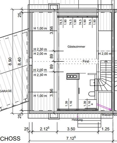 Dachgeschoss-Zimmer mit Bad und Treppenhaus